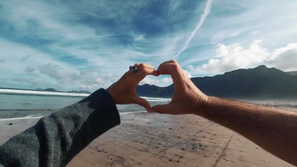 Pár Dělá Srdce Gesto Symbol Rukama Dohromady Pláži Letních Prázdnin — Stock video