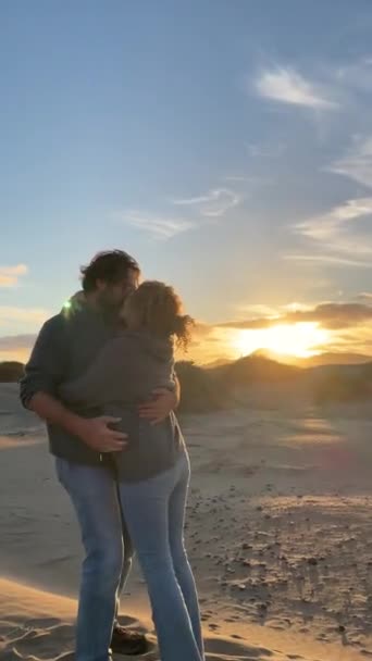 Heureux Couple Baisers Sur Magnifique Coucher Soleil — Video