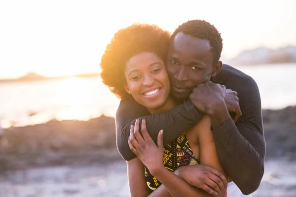 Pessoas Negras Alegres Abraçam Desfrutam Amor Amizade Juntos Praia Com — Fotografia de Stock