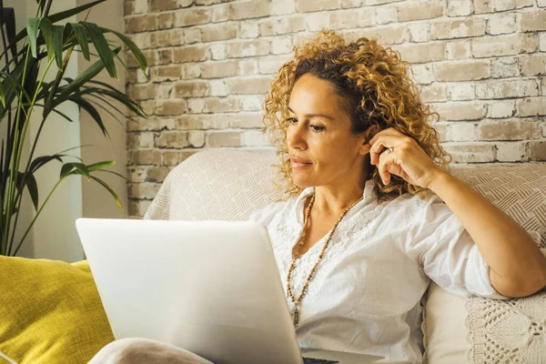 Selvsikker Kvinne Som Slapper Hjemme Med Laptop Sittende Sofaen Kvinnelige – stockfoto