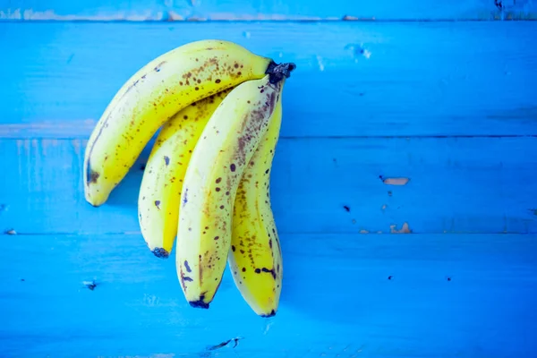 Gule Ferske Bio Bananfrukter Blå Trebakgrunn Studio Banankomposisjon Næringsmiddelkonsept Vitamin – stockfoto
