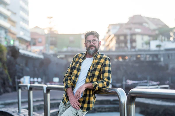 Açık hava turizm aktivitelerinde yakışıklı, olgun bir genç adam. Kasaba geçmişi. Seyahat tatilinde şehir yaşam tarzı ve turist kavramı