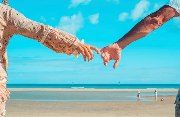 Обратный Вид Мужчину Женщину Рука Руку Перед Тропическим Пляжем Любовь — стоковое фото