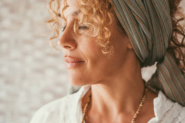 Velvære Sunne Livsstils Fredelige Kvinnelige Uttrykk Portrett Kvinner Meditasjon Middelaldrende – stockfoto