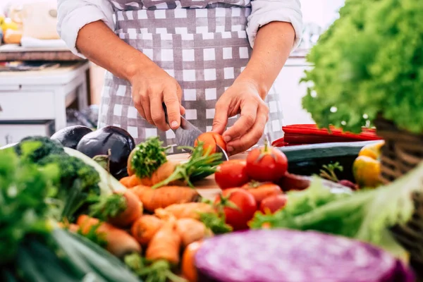 Primer Plano Mujer Cortando Verduras Frescas Mesa Chef Trabajo Restaurante —  Fotos de Stock