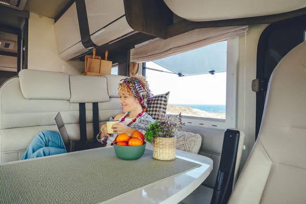Одна Женщина Использует Ноутбук Современном Фургоне Van Life Digital Distant — стоковое фото