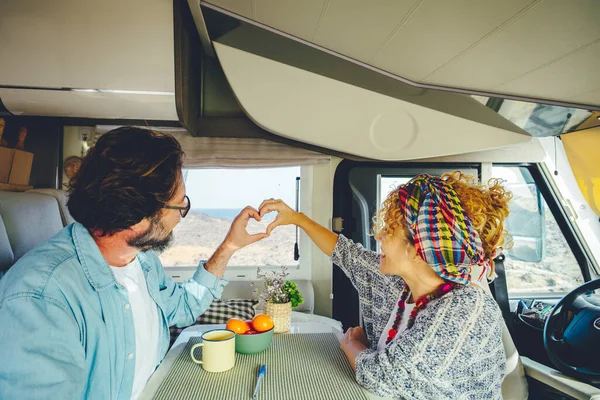 Glückliches Reifes Paar Das Einem Modernen Kastenwagen Hand Hand Herzenszeichen — Stockfoto