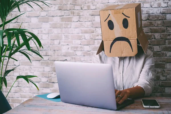Sorgliga Människor Arbetar Laptop Bär Papper Låda Huvudet Begreppet Stress — Stockfoto