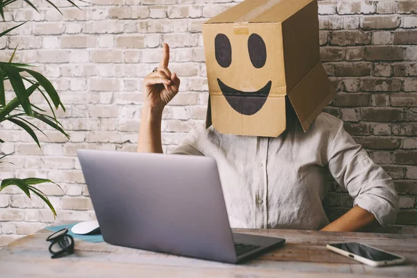 Счастливые Успешные Люди Работающие Компьютером Улыбкой Голове Радостный Онлайн Цифровой — стоковое фото