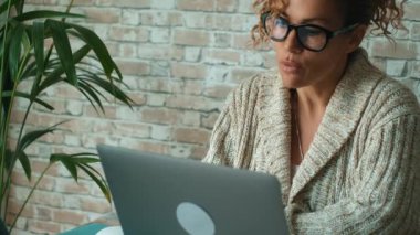 Çekici bir kadın bilgisayar bağlantısı ile görüntülü konuşma yapıyor..