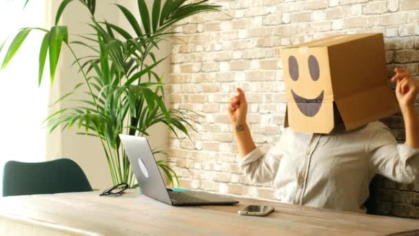 Gente Feliz Exitosa Trabajando Computadora Usando Caja Sonrisa Cabeza — Vídeos de Stock