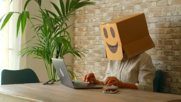Bilgisayarda Çalışan Mutlu Başarılı Insanlar Kafalarına Gülümseme Kutusu Takıyor — Stok video