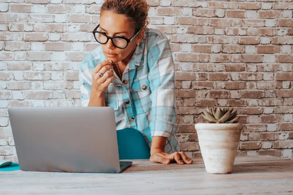 Gente Negocios Línea Estilo Vida Concepto Trabajo Moderno Mujer Pie —  Fotos de Stock