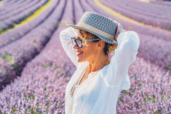 Retrato Lateral Mujer Joven Sonriendo Disfrutando Actividad Ocio Aire Libre — Foto de Stock