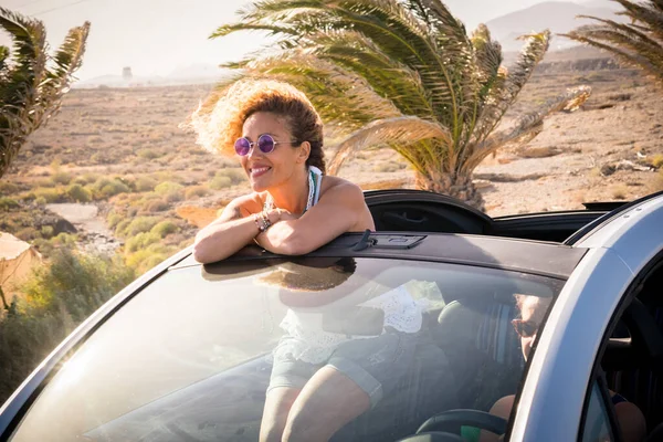 Счастливая Привлекательная Женщина Улыбается Наслаждается Путешествием Пределами Крыши Конвертируемого Автомобиля — стоковое фото