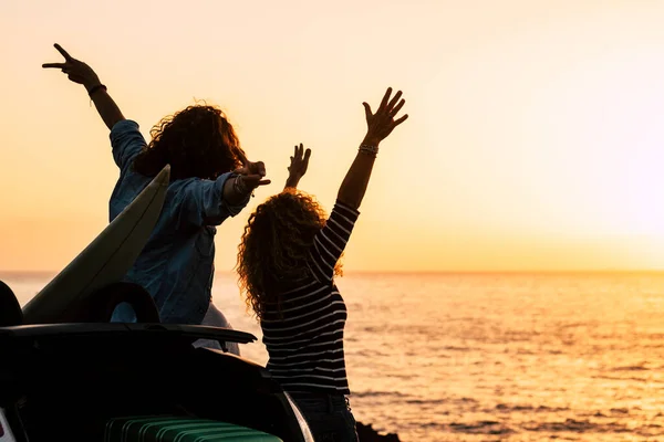 Viagens Estilo Vida Feliz Par Mulheres Levantando Braços Juntos Contra — Fotografia de Stock