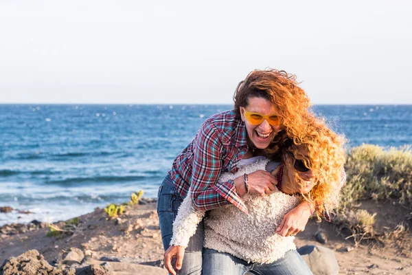 Casal Jovens Mulheres Adultas Divertindo Carregando Piggyback Rindo Muito Cabelo — Fotografia de Stock