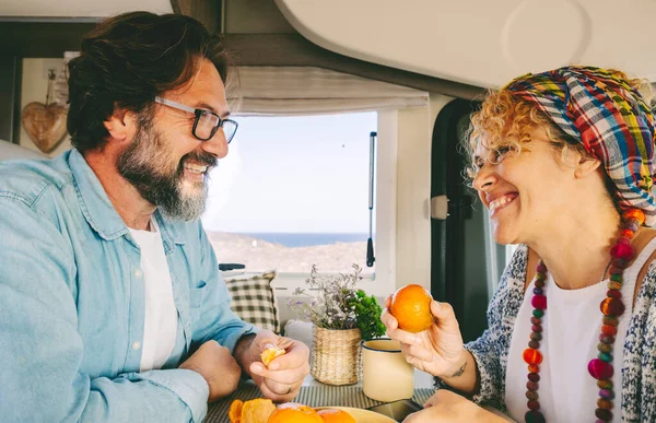 Feliz Pareja Adulta Comiendo Juntos Fruta Dentro Una Caravana Disfrutando —  Fotos de Stock