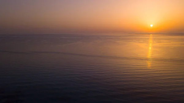 Widok Zachodu Słońca Powierzchni Oceanu Pomarańczowym Słońcem Tle Piękny Krajobraz — Zdjęcie stockowe