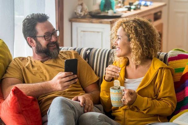 Pareja Adulta Disfrutar Del Tiempo Libre Casa Durante Desayuno Mañana — Foto de Stock