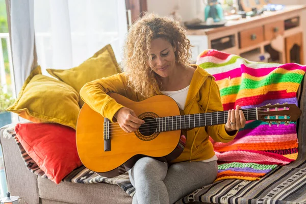 Joven Mujer Feliz Adulto Cantando Una Guitarra Acústica Sonriendo Casa — Foto de Stock