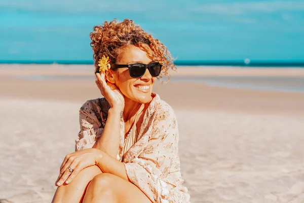 Portrett Lykkelig Turist Som Sitter Smiler Stranden Med Blå Himmel – stockfoto