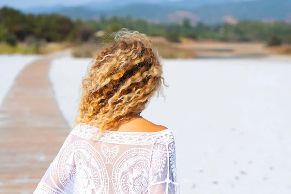 金发碧眼的冲浪波倒影的发型 让女人在暑假里尽情享受海滩 旅游与旅游的概念在本质上 在室外沙滩上行走的女性 — 图库照片