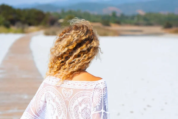 Visão Traseira Ondas Surf Loira Penteado Mulher Desfrutando Praia Férias — Fotografia de Stock