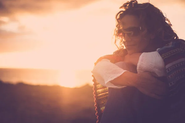 Retrato Lateral Jovem Mulher Bonita Desfrutando Pôr Sol Sozinha Abraçando — Fotografia de Stock