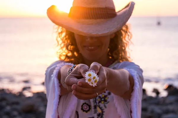 Närbild Tusensköna Blommor Och Kvinna Händer Hålla Dem Begreppet Vår — Stockfoto