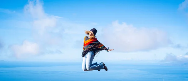 Een Vrolijke Vrouw Die Gek Springt Van Geluk Begrip Vrijheid — Stockfoto