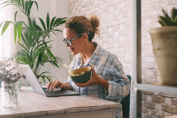 Mujer Trabajando Mesa Oficina Casa Comiendo Comida Saludable Tazón Estilo —  Fotos de Stock