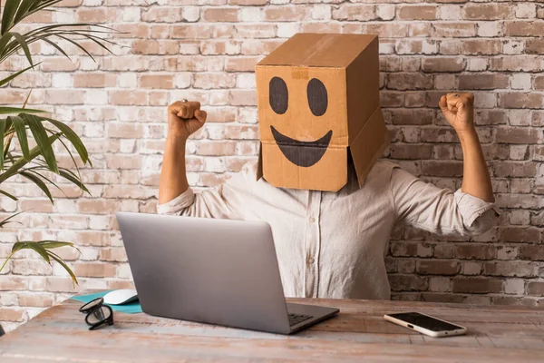 Negocios Éxito Trabajando Con Laptop Las Personas Con Caja Cartón —  Fotos de Stock