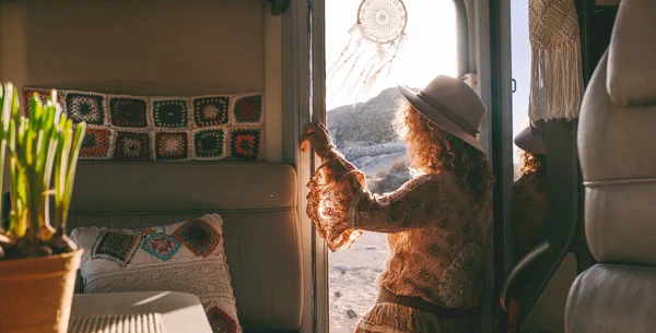 Viajes Gente Estilo Vida Mujer Vista Desde Interior Una Caravana — Foto de Stock