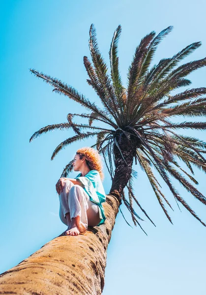 Mulher Turista Sentado Uma Palmeira Desfrutando Sol Liberdade Destino Tropical — Fotografia de Stock