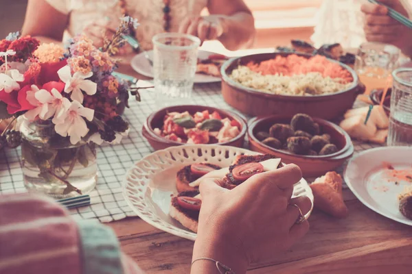 Close Filtro Humor Cor Rosa Pessoas Que Tomam Comida Mesa — Fotografia de Stock