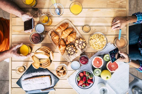 Pionowy Widok Stół Pełen Śniadaniowego Jedzenia Grupy Ludzi Jedzących Korzystających — Zdjęcie stockowe