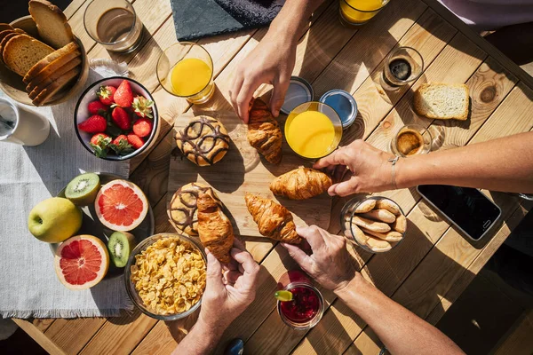 Vertical View Table Full Breakfast Food Group People Eating Enjoying — Foto Stock