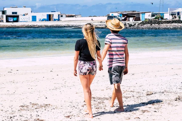 Cuplu Tineri Turiști Mergând Împreună Desculți Plaja Nisip Conceptul Vacanță — Fotografie, imagine de stoc