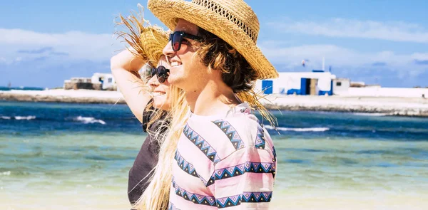 Веселый Боковой Портрет Молодого Мальчика Девочки Наслаждающихся Летом Тропическом Пляже — стоковое фото