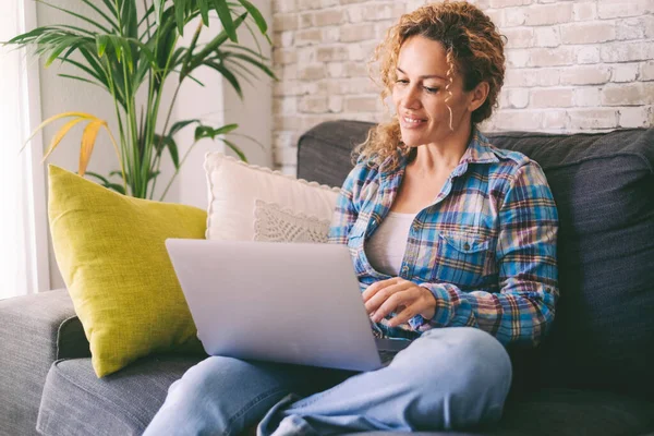 Bella Donna Adulta Che Utilizza Computer Portatile Casa Seduta Comodamente — Foto Stock