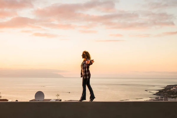 Jovem Mulher Adulta Andando Livre Equilibrado Com Vista Para Costa — Fotografia de Stock