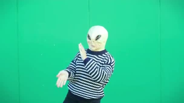 Person Främmande Mask Casual Kläder Poserar Grön Vägg — Stockvideo