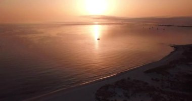 Doğanın arka planında, denizin üzerinde güzel bir gün batımı