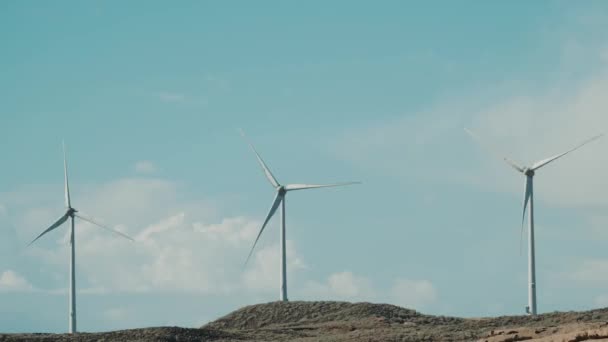 Вітрові Турбіни Сільській Місцевості Фоні Блакитного Неба Хмарами Концепція Виробництва — стокове відео