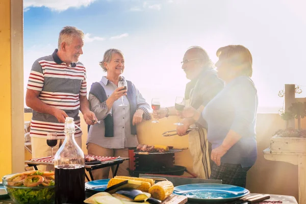 Grupo Hombres Mujeres Mayores Disfrutan Comiendo Juntos Una Parrilla Barbacoa —  Fotos de Stock