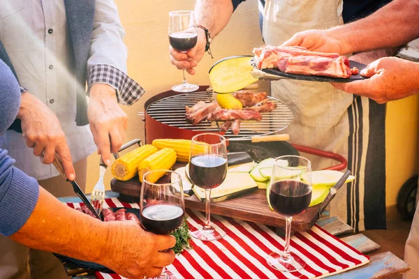 Acercamiento Grupo Amigos Personas Tomando Comida Vino Una Mesa Barbacoa — Foto de Stock