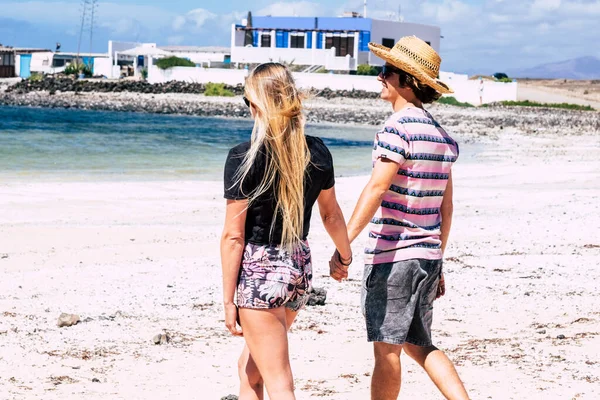 Par Turistas Jóvenes Caminando Juntos Descalzos Playa Arena Concepto Vacaciones — Foto de Stock