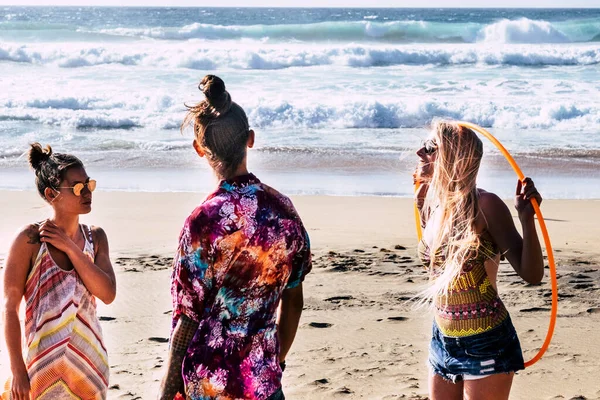 一群年轻貌美的朋友在暑假的海滩玩得很开心 户外友谊中的女人 阳光下的休闲活动女孩与大海 — 图库照片