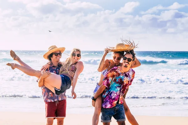 Ομάδα Νέων Ανθρώπων Διασκεδάζουν Μαζί Στην Παραλία Έννοια Των Ανθρώπων — Φωτογραφία Αρχείου